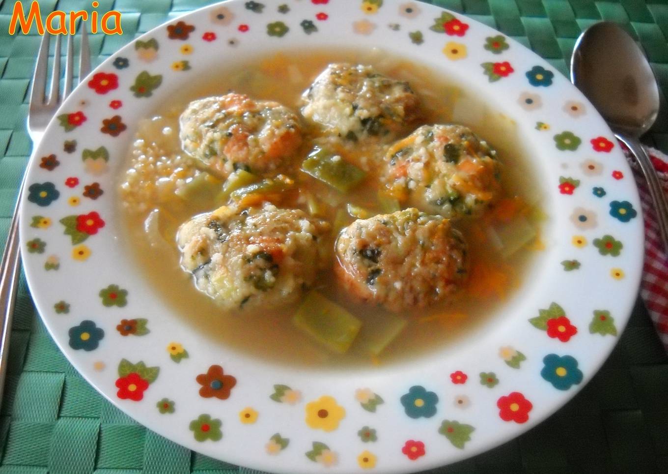 Sopa con albóndigas de salmón y verdura<br />