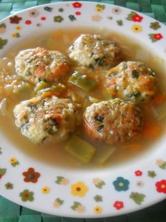 Una foto de Sopa con albóndigas de salmón y verdura