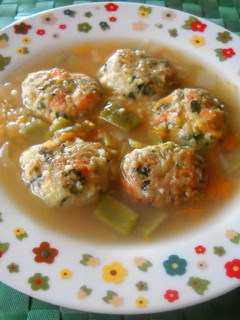 Una foto de Sopa con albóndigas de salmón y verdura