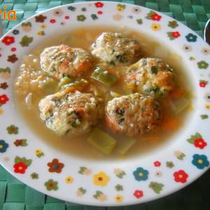Sopa con albóndigas de salmón y verdura