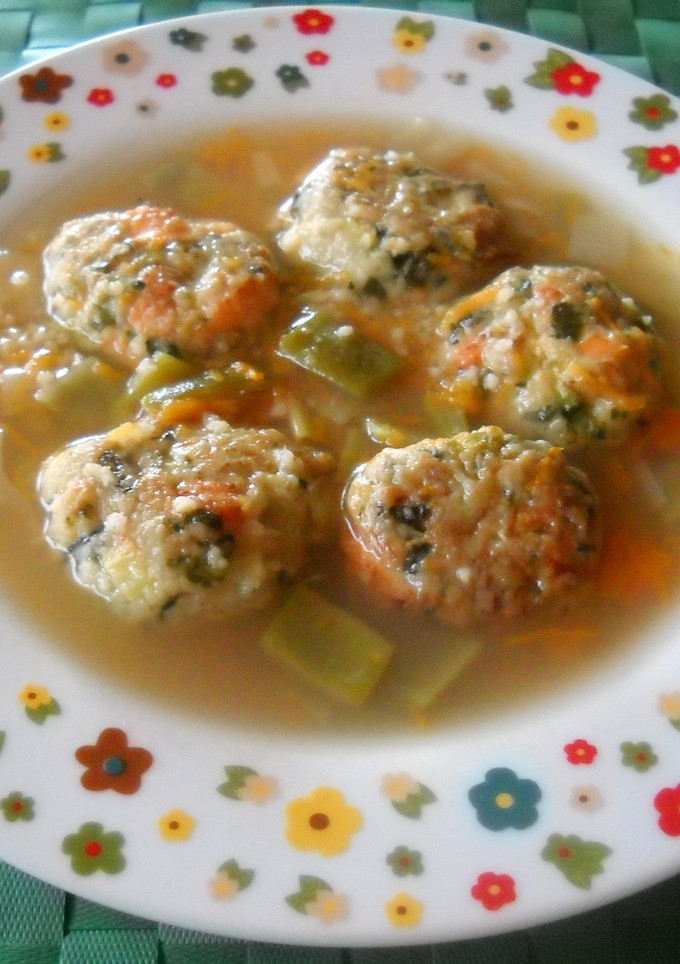 Una foto de Sopa con albóndigas de salmón y verdura