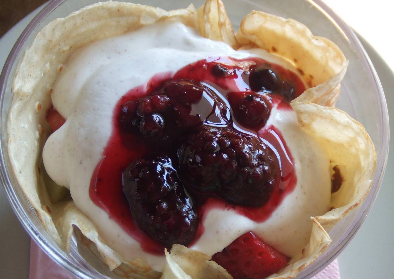 Crêpe de macedonia y salsa de frutos rojos<br />