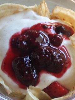 Una foto de Crêpe de macedonia y salsa de frutos rojos