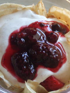 Una foto de Crêpe de macedonia y salsa de frutos rojos