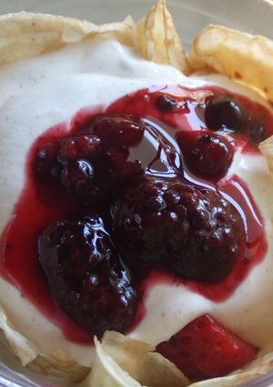 Una foto de Crêpe de macedonia y salsa de frutos rojos