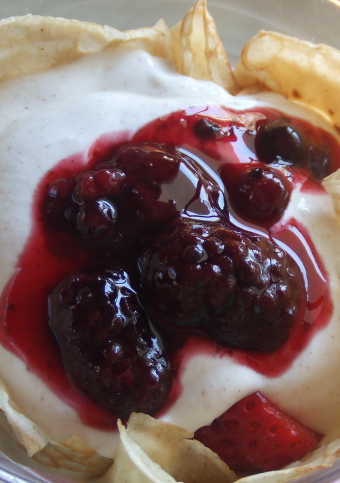 Una foto de Crêpe de macedonia y salsa de frutos rojos