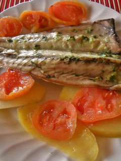 Una foto de Caballas asadas con ajo, perejil y zumo de mandarina