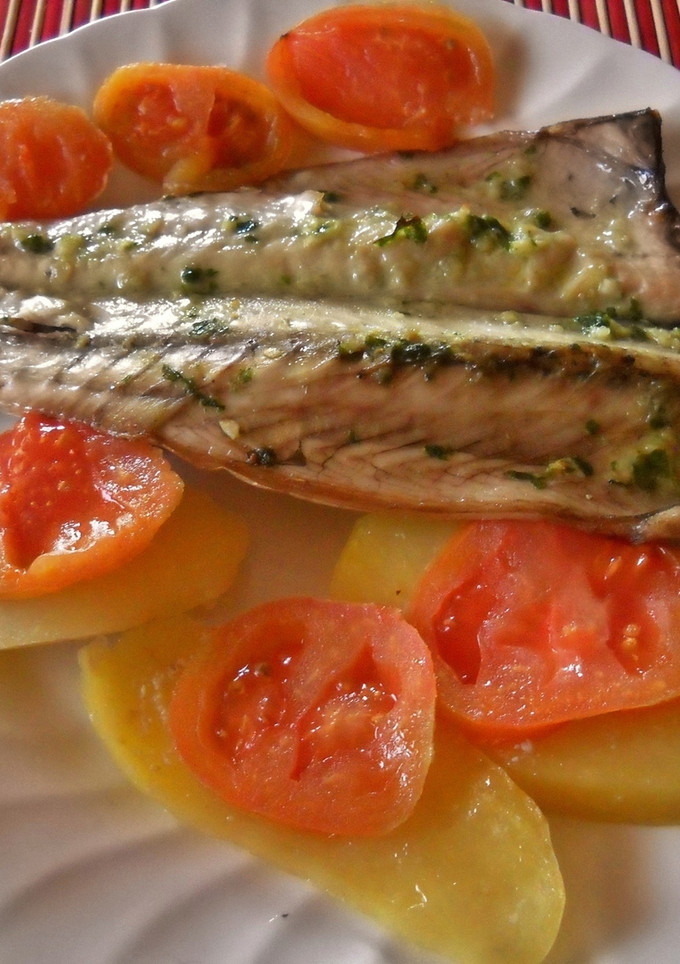 Una foto de Caballas asadas con ajo, perejil y zumo de mandarina