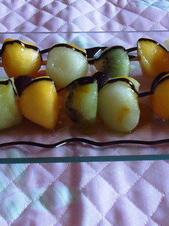 Una foto de Brochetas de frutas en conservas