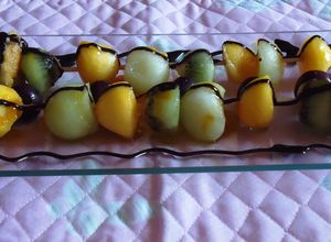 Una foto de Brochetas de frutas en conservas