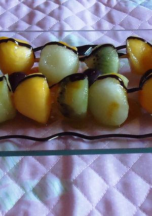 Una foto de Brochetas de frutas en conservas
