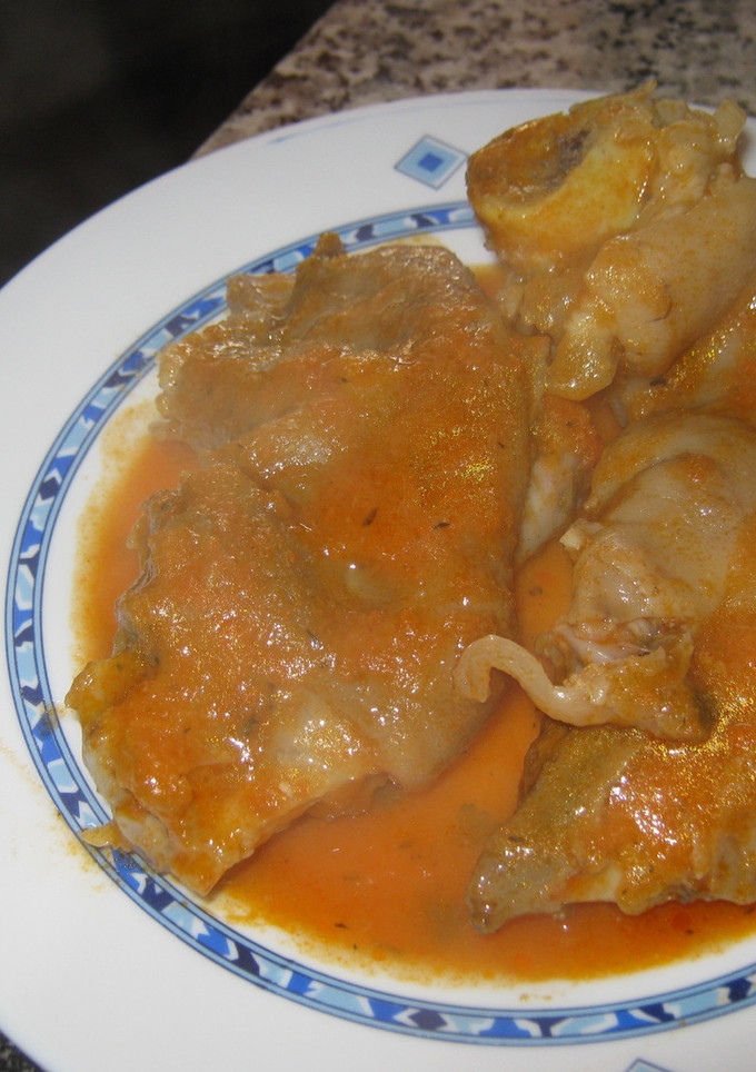 Una foto de Manitas de cerdo en salsa