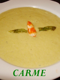 Una foto de Crema de espárragos trigueros y gambas