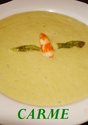 Una foto de Crema de espárragos trigueros y gambas