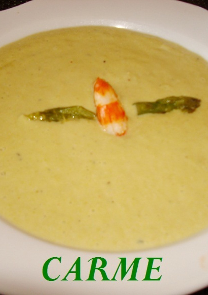 Una foto de Crema de espárragos trigueros y gambas