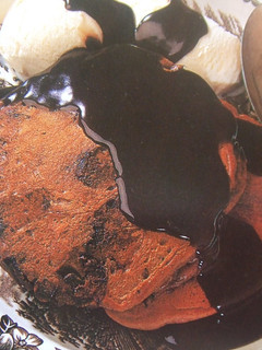 Una foto de Tortitas integrales con pasas y salsa de chocolate negro