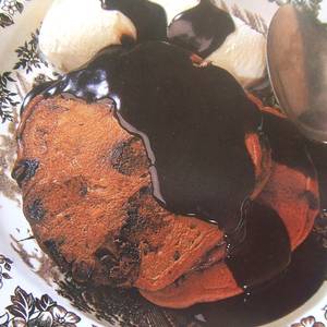 Tortitas integrales con pasas y salsa de chocolate negro