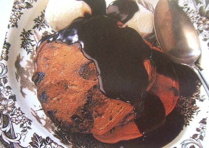 Foto principal de Tortitas integrales con pasas y salsa de chocolate negro
