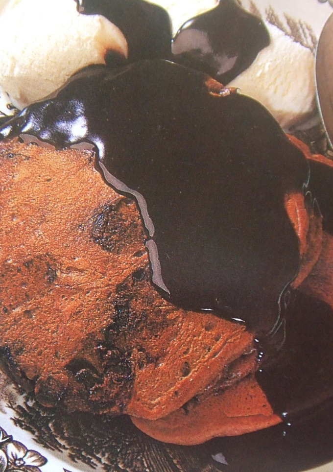 Una foto de Tortitas integrales con pasas y salsa de chocolate negro