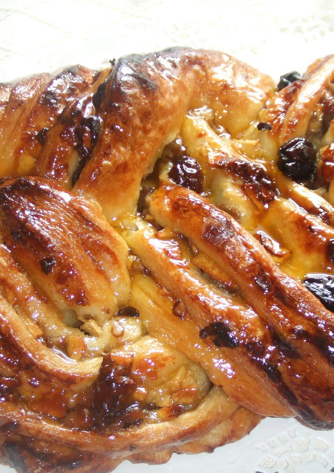 Una foto de Trenza checa rellena con frutos secos