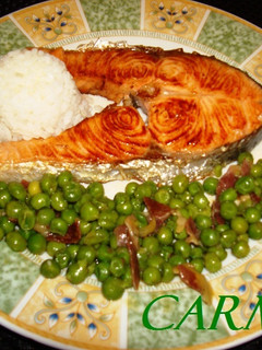 Una foto de Salmón a la naranja con arroz y guisantes