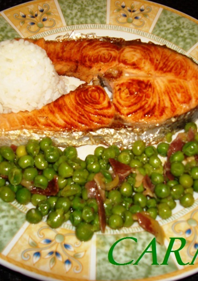 Una foto de Salmón a la naranja con arroz y guisantes