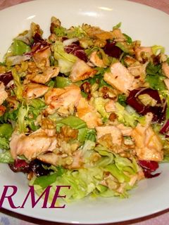 Una foto de Ensalada de salmón fresco y nueces