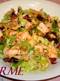 Una foto de Ensalada de salmón fresco y nueces