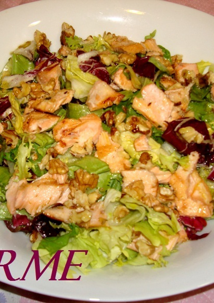 Una foto de Ensalada de salmón fresco y nueces