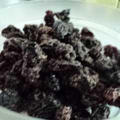 A picture of Pasas de uva bañadas con chocolate.