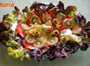 Una foto de Ensalada de lechuga hoja de roble y kiwis con salsa de queso y ajo