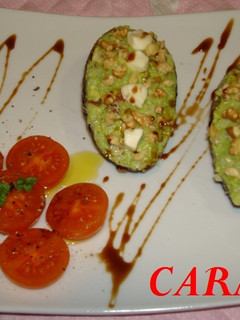 Una foto de Aguacates rellenos de arroz, jamón y queso