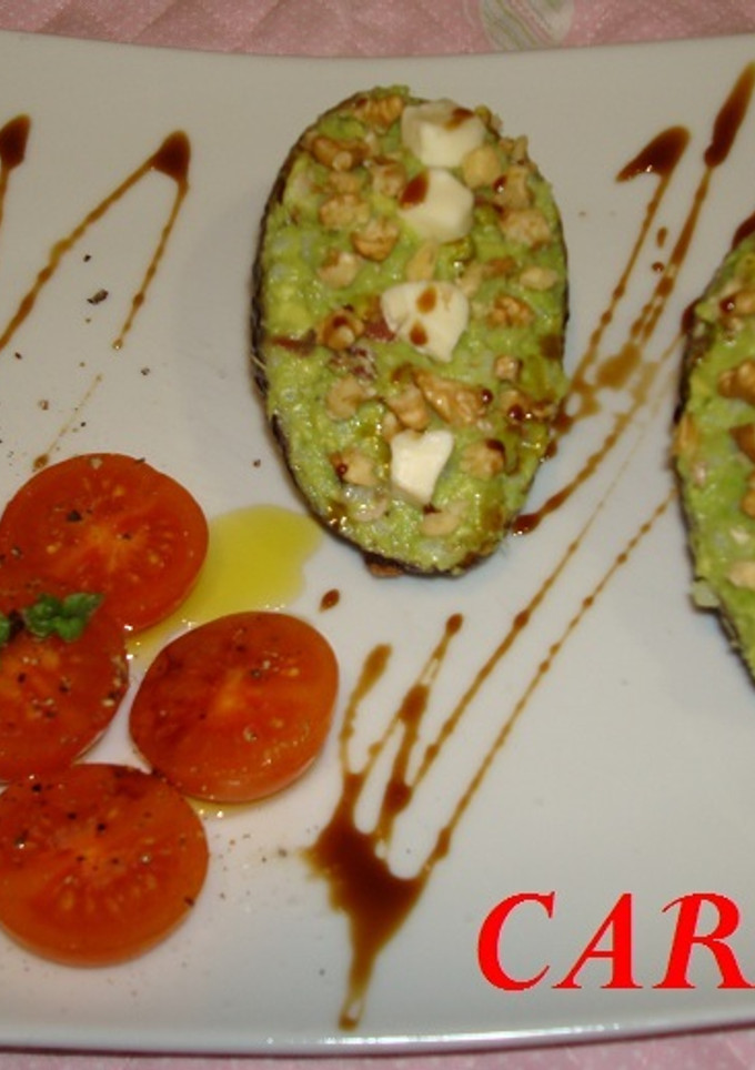 Una foto de Aguacates rellenos de arroz, jamón y queso