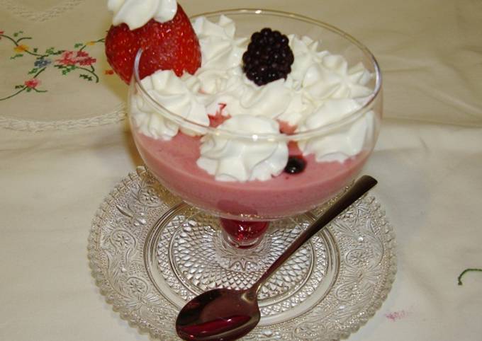 Foto principal de Postre de yogur con frutos rojos
