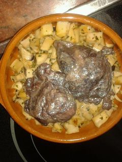 Una foto de Carrilladas al vino tinto con boletus salteado