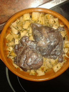 Una foto de Carrilladas al vino tinto con boletus salteado