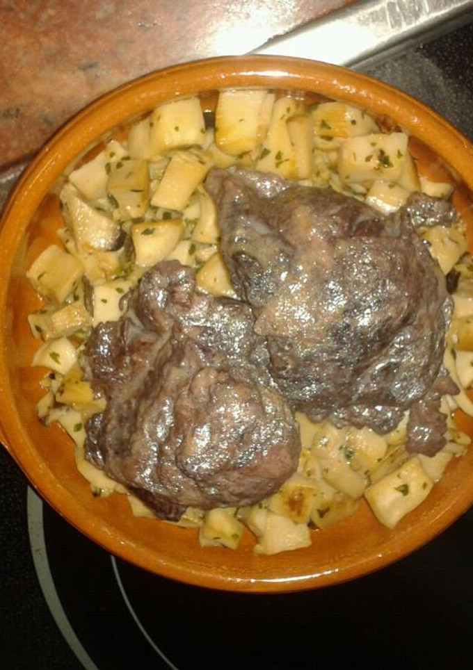 Una foto de Carrilladas al vino tinto con boletus salteado