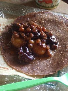 Una foto de Crêpes mixtos con macedonia de invierno