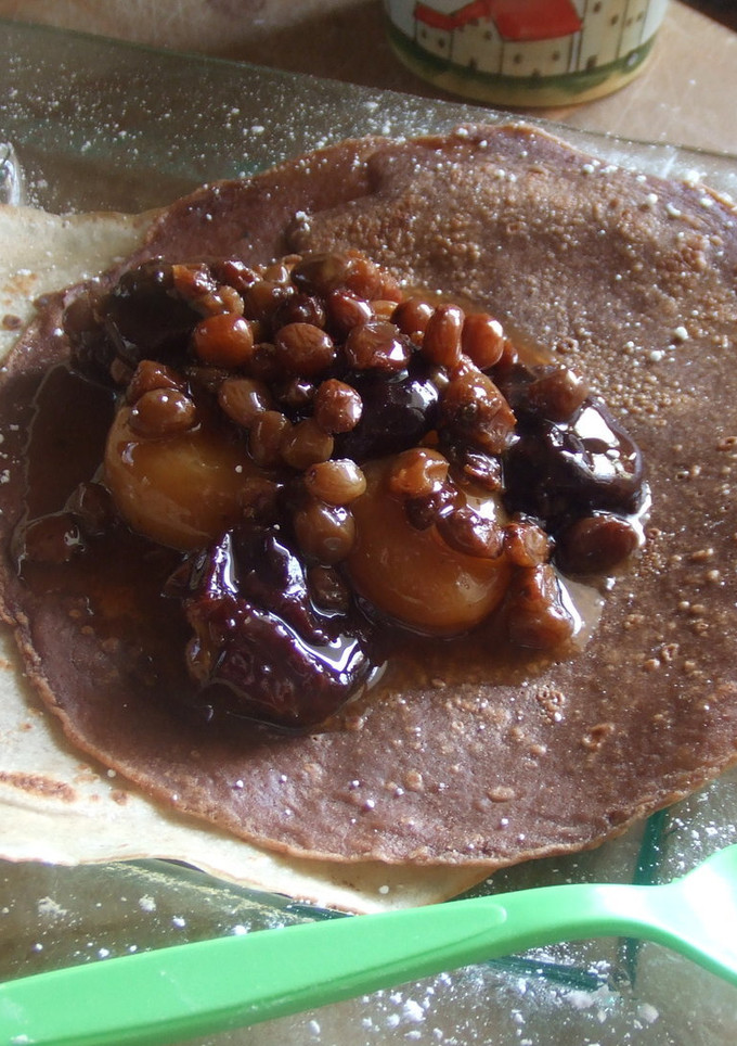 Una foto de Crêpes mixtos con macedonia de invierno