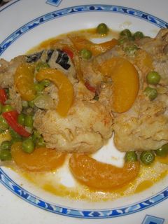 Una foto de Merluza con curry y melocotones en almíbar