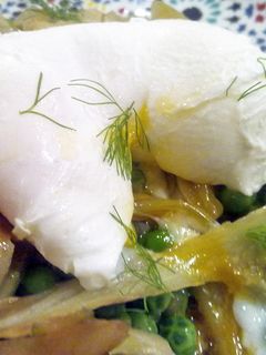 Una foto de Huevos escalfados con hinojo y guisantes