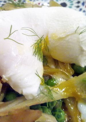Una foto de Huevos escalfados con hinojo y guisantes