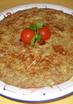 Una foto de Tortilla de habas con cabecero de lomo