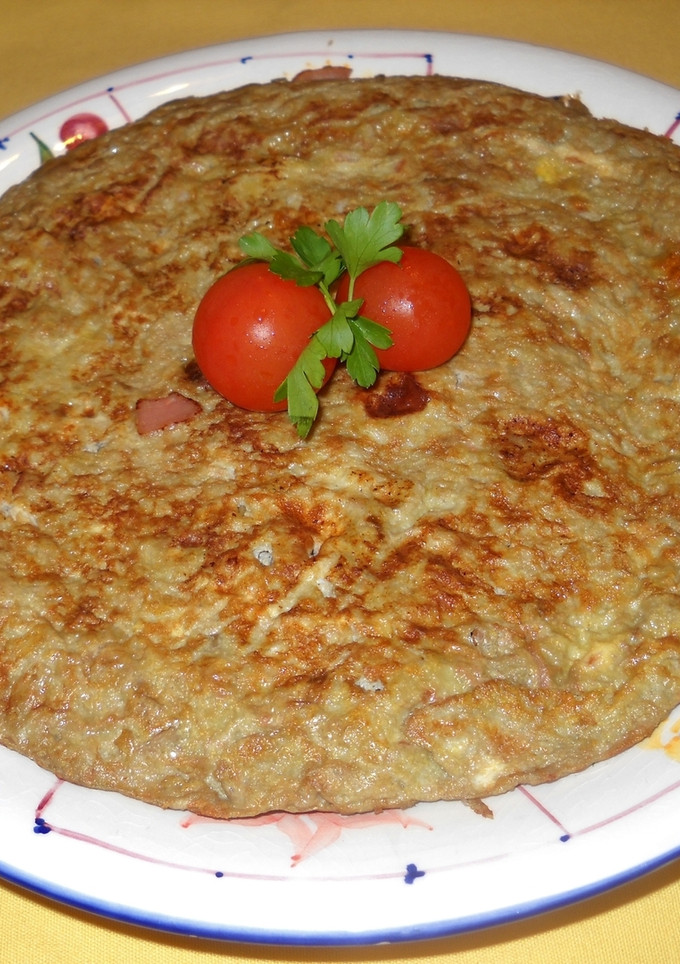 Una foto de Tortilla de habas con cabecero de lomo