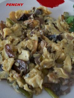 Una foto de Huevos revueltos con setas y ajos tiernos