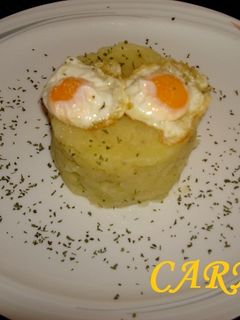 Una foto de Puré de patatas con huevos fritos de codorniz