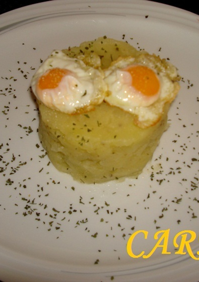 Una foto de Puré de patatas con huevos fritos de codorniz