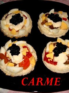 Una foto de Montaditos de encurtidos, huevo, mahonesa y caviar