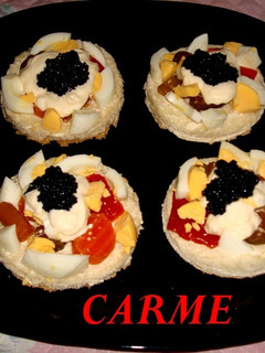 Una foto de Montaditos de encurtidos, huevo, mahonesa y caviar