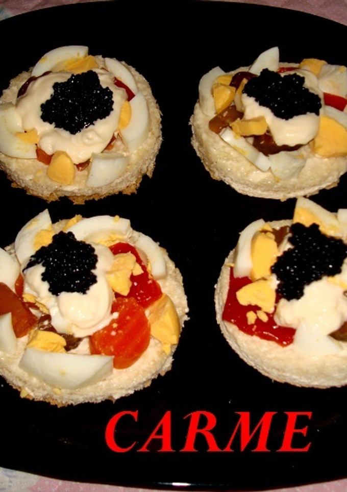 Una foto de Montaditos de encurtidos, huevo, mahonesa y caviar